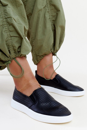 Tênis slip-on preto vazado da Dafina
