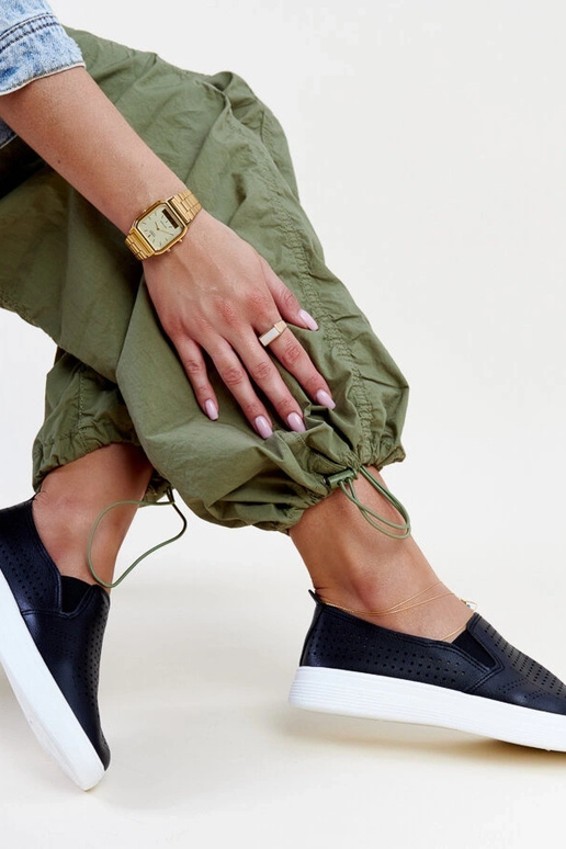 Tênis slip-on preto vazado da Dafina