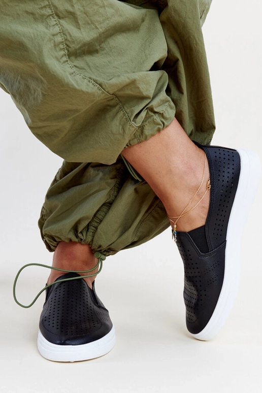 Tênis slip-on preto vazado da Dafina