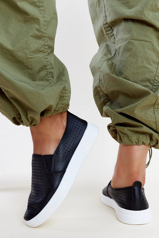 Tênis slip-on preto vazado da Dafina