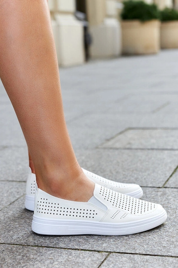 Ténis arejados bege slip-on Dafina