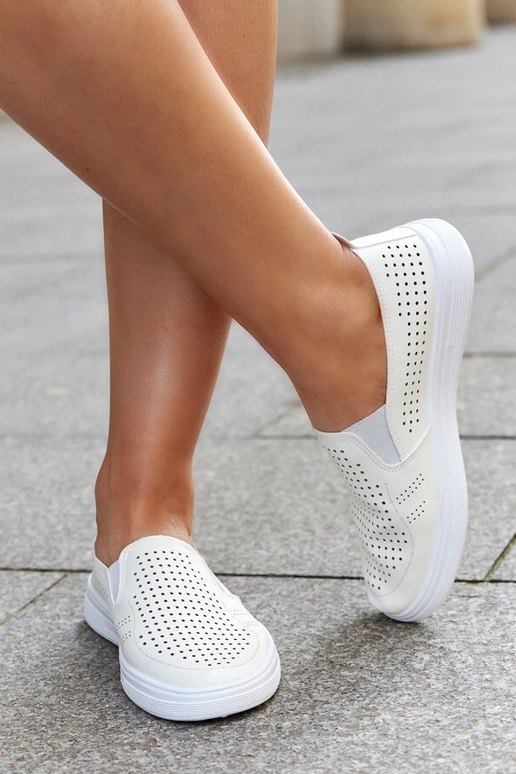 Ténis arejados bege slip-on Dafina