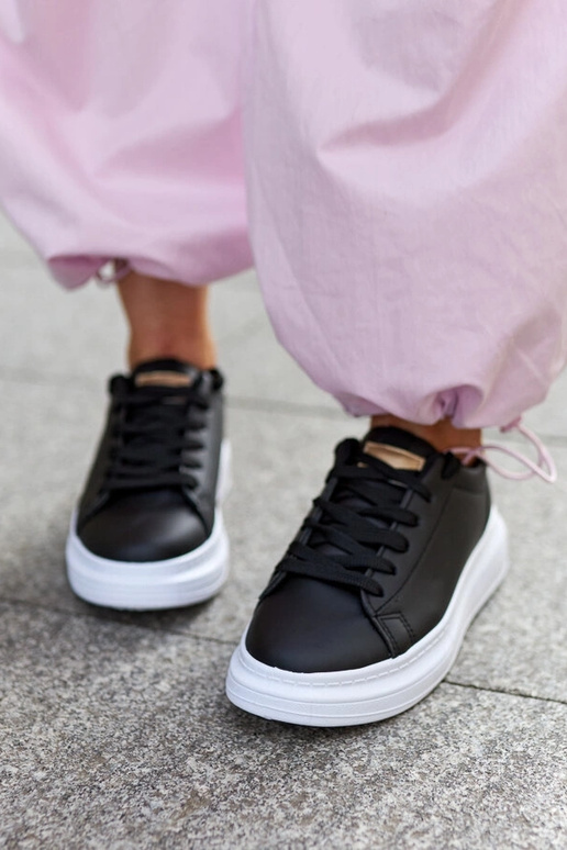 Tênis preto com sola grossa Ivalu