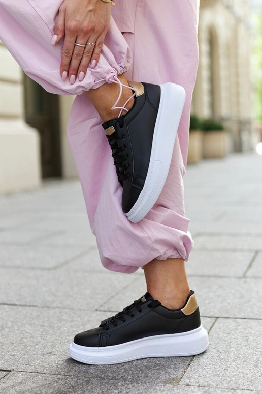 Tênis preto com sola grossa Ivalu