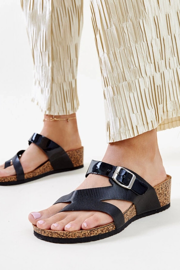 Sandálias Donata Wedge Pretas Metálicas
