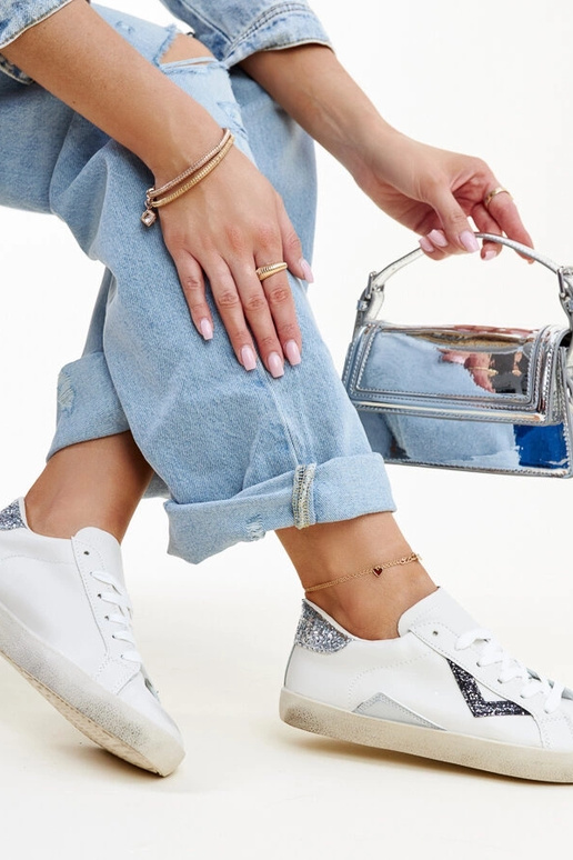 Tênis brancos com efeito "desgastado"...