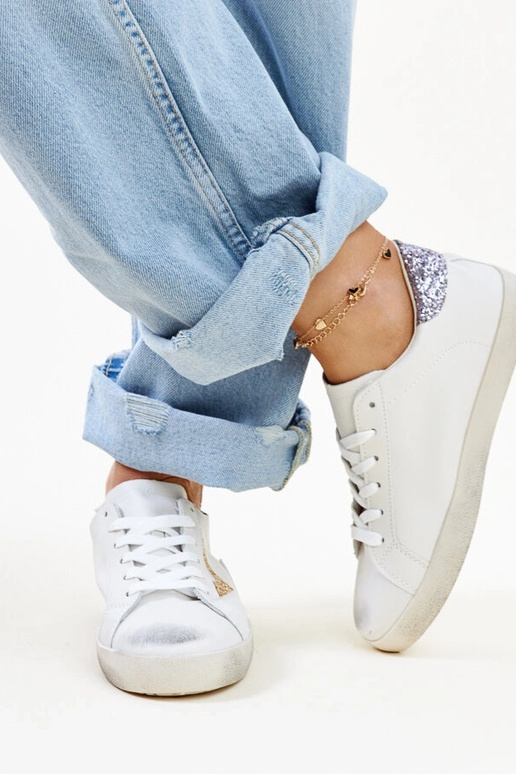 Tênis branco com efeito "desgastado"...
