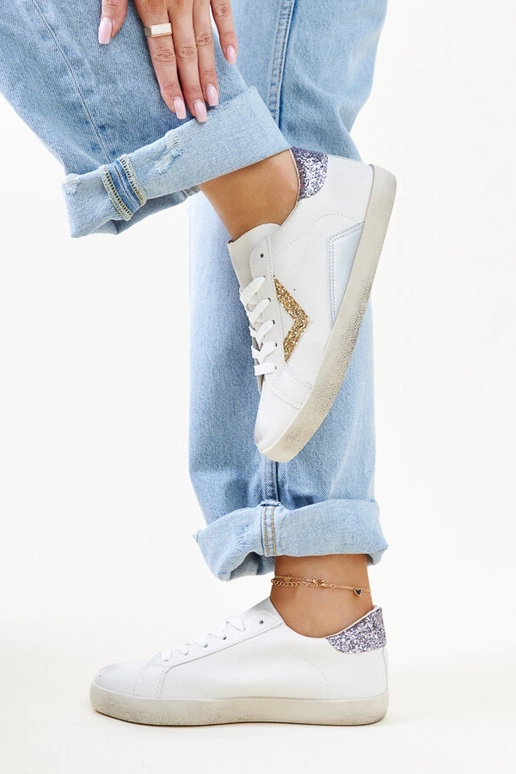 Tênis branco com efeito "desgastado"...