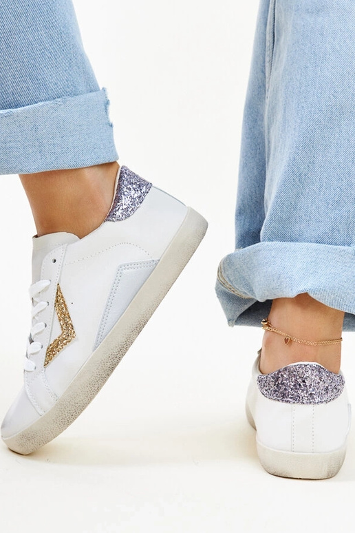 Tênis branco com efeito "desgastado"...