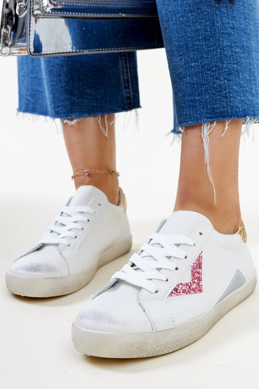 Tênis branco com efeito "desgastado"...