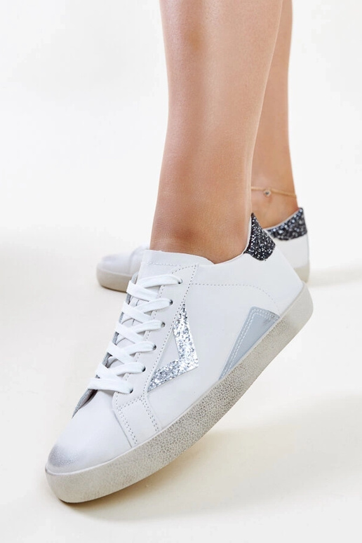 Tênis branco com efeito "desgastado"...