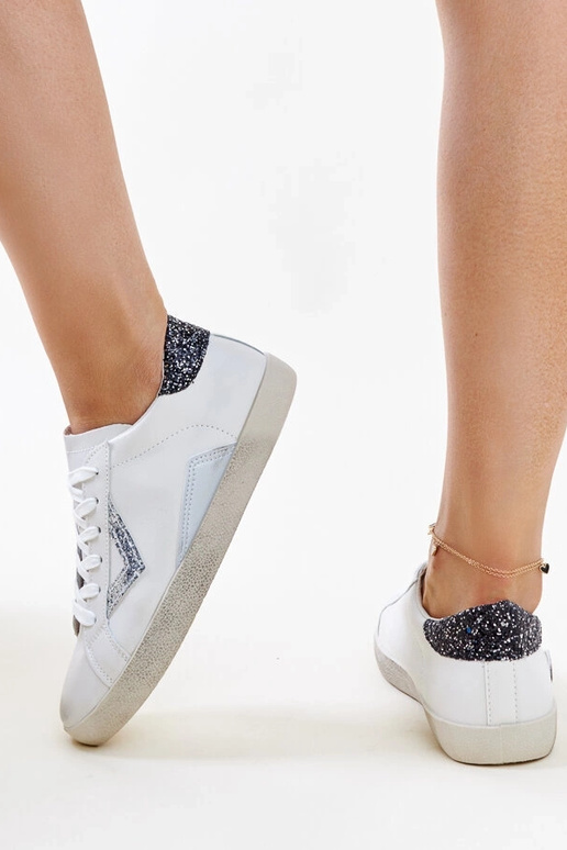 Tênis branco com efeito "desgastado"...