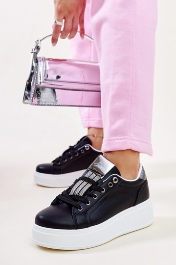 Tênis preto e prata com...