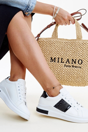 Tênis preto e branco com...