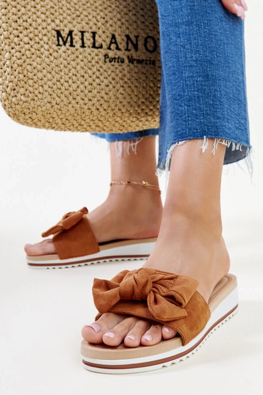 Chinelos marrons de salto baixo da...