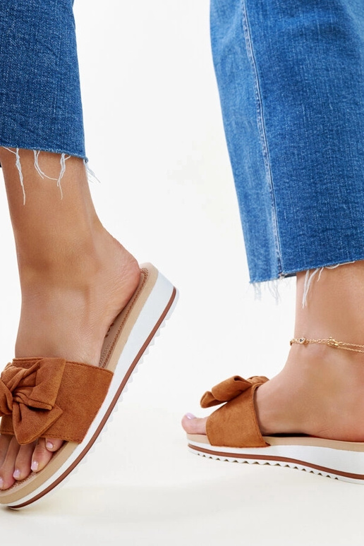 Chinelos marrons de salto baixo da...