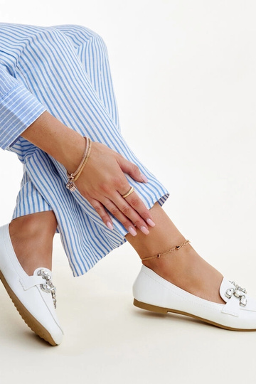 Mocassim branco com fivela... 2