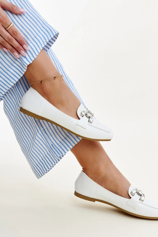 Mocassim branco com fivela de...