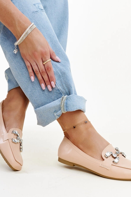 Mocassim bege com fivela de zircônia...