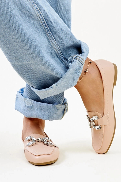 Mocassim bege com fivela de zircônia...