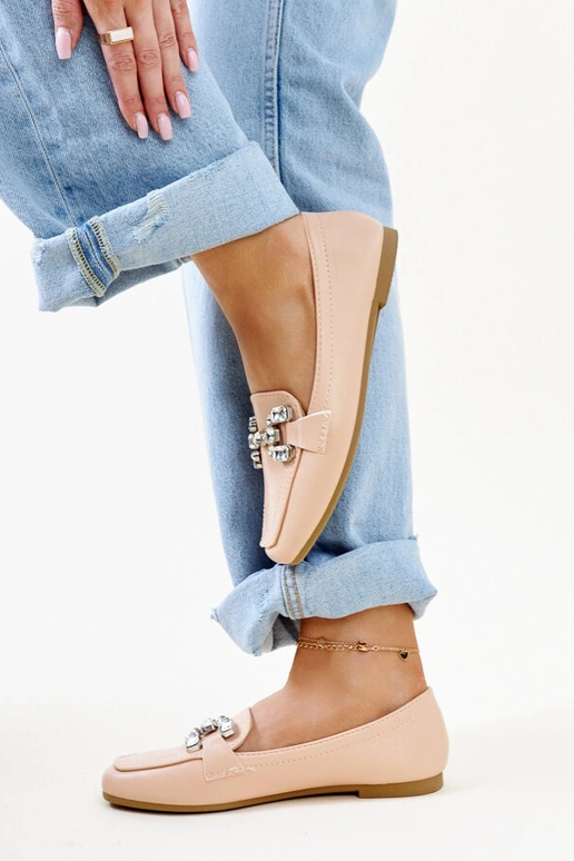 Mocassim bege com fivela de zircônia...