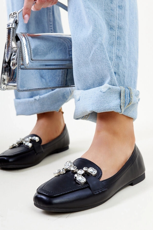 Mocassim preto com fivela de zircônia...