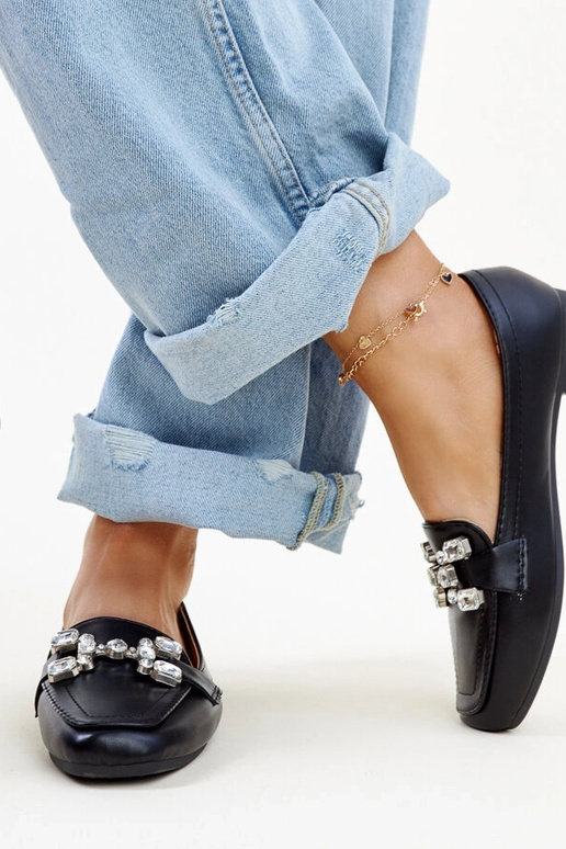 Mocassim preto com fivela de zircônia...