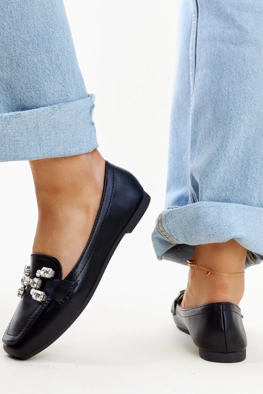 Mocassim preto com fivela de zircônia...