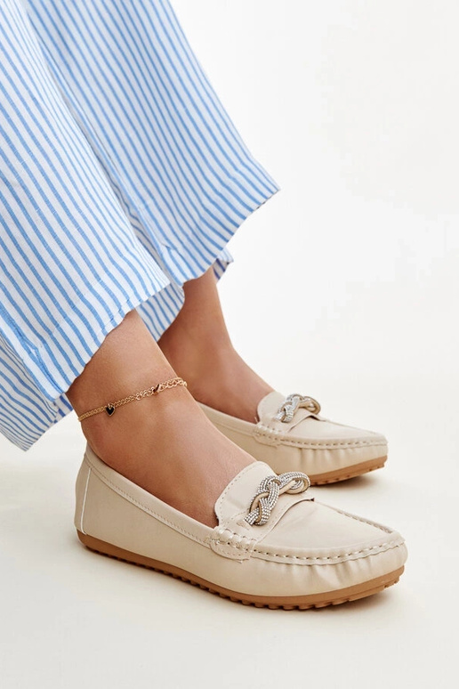 Mocassins bege decorados com zircões...