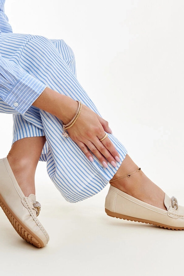 Mocassins bege decorados... 2