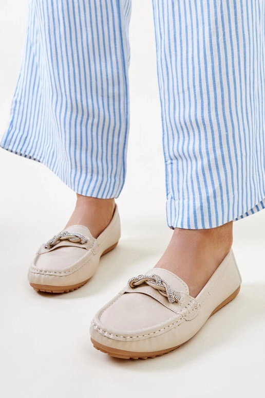 Mocassins bege decorados com zircões...