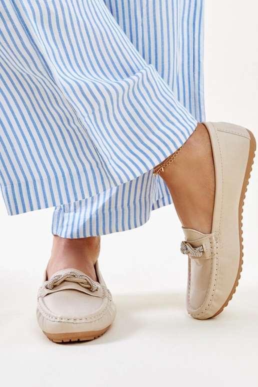 Mocassins bege decorados com zircões...