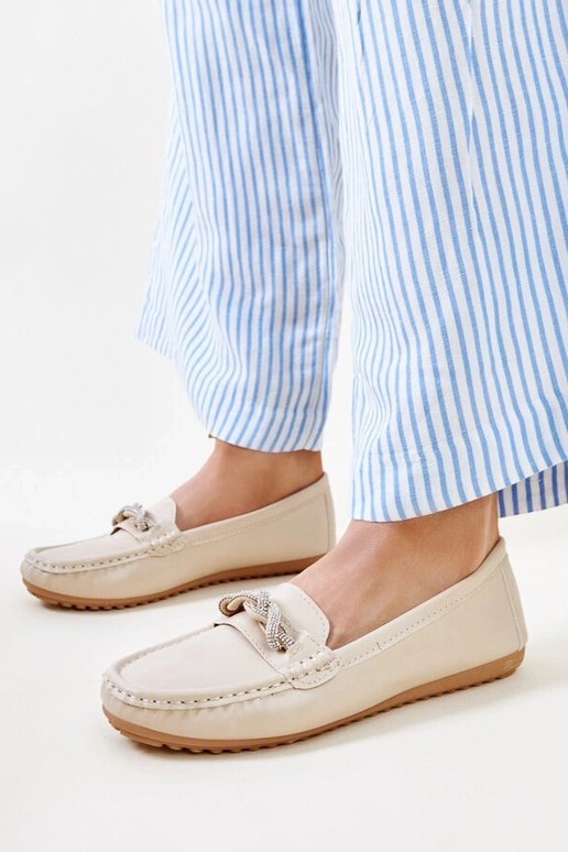 Mocassins bege decorados com zircões...