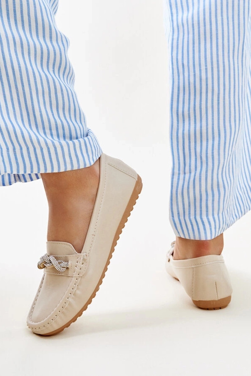 Mocassins bege decorados com zircões...