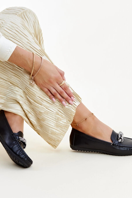 Mocassins pretos decorados com strass...