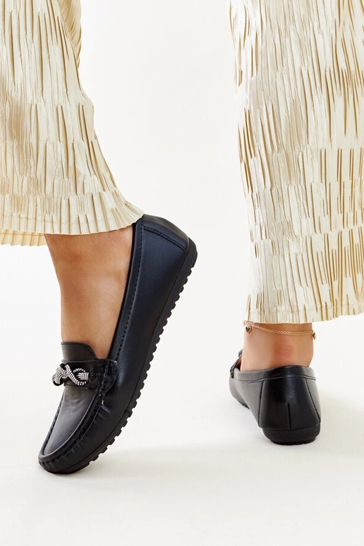 Mocassins pretos decorados com strass...