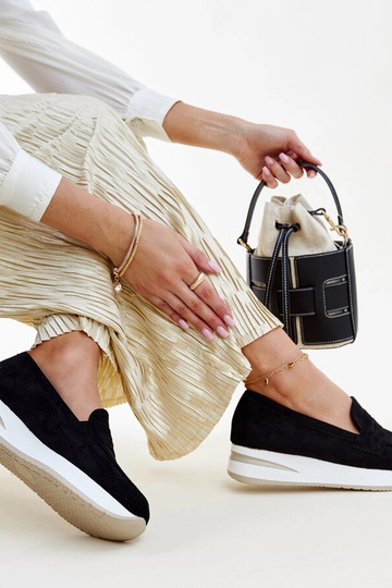 Sapatos Muna pretos perfurados 2