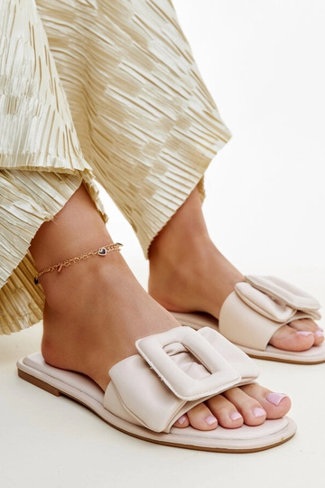 Chinelo bege com fivela Ganema