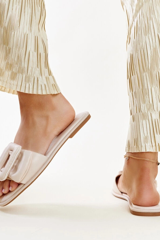 Chinelo bege com fivela Ganema