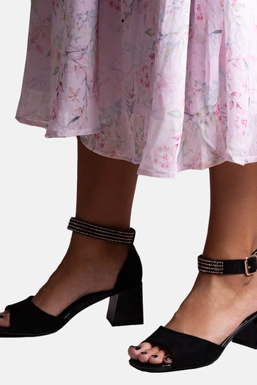 Sandália preta de couro...