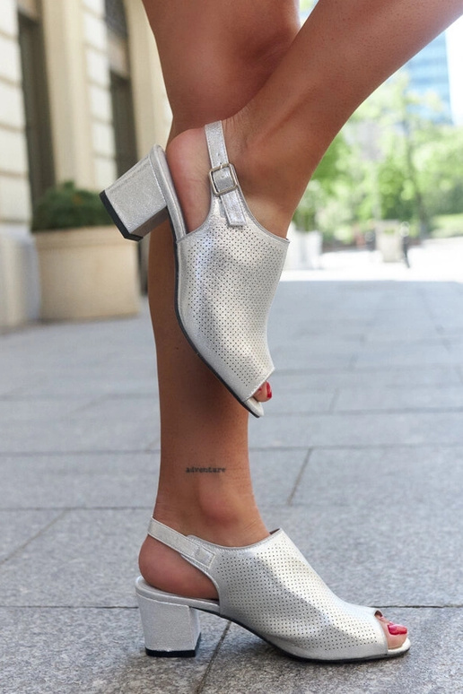 Sandália salto bloco perfurado com...