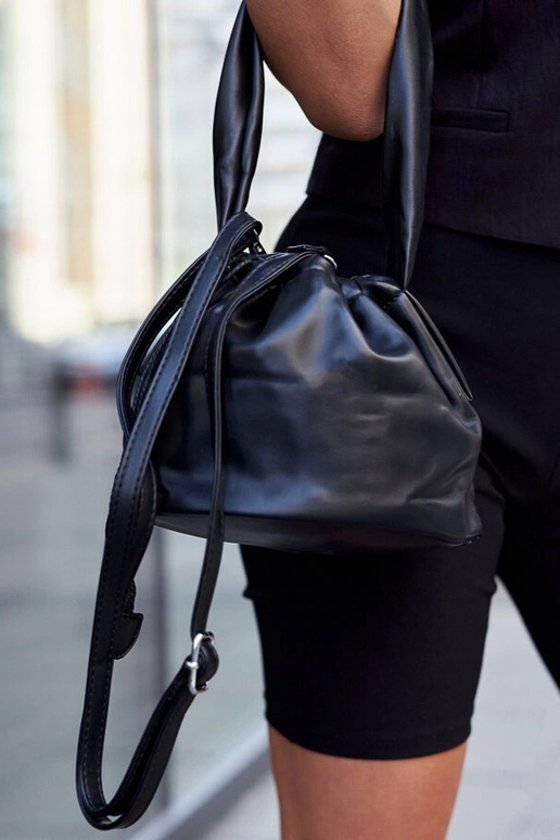 Bolsa pequena preta tipo "bolsa" Aamala