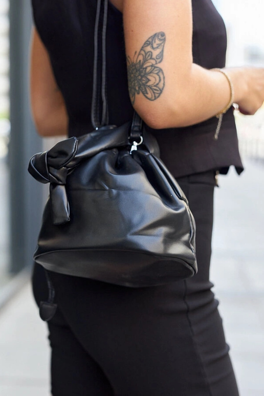 Bolsa pequena preta tipo "bolsa" Aamala