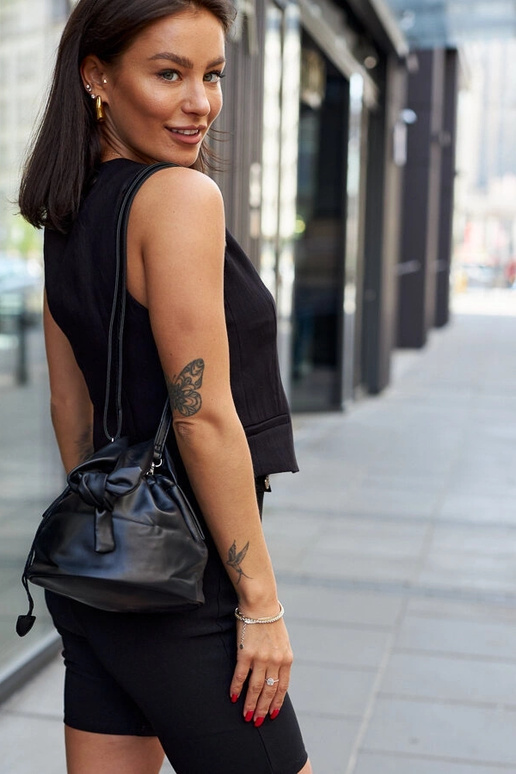 Bolsa pequena preta tipo "bolsa" Aamala