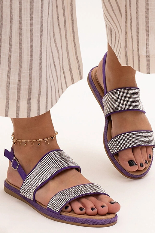 Sandálias roxas decoradas com zircões...