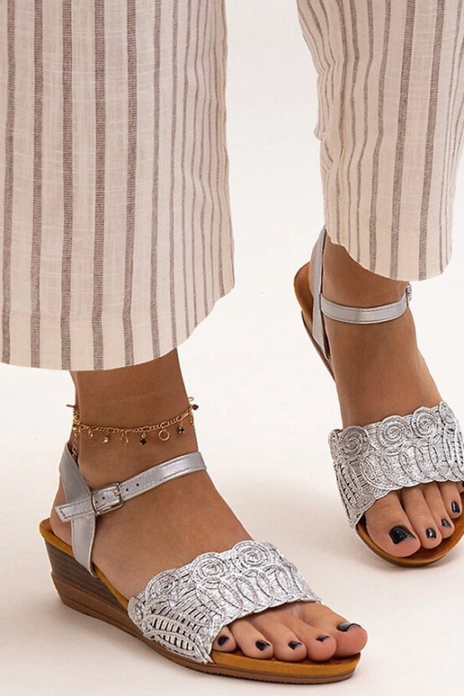 Sandálias de salto baixo bordadas...