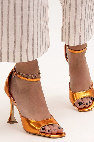 Błyszczące sandały na... 2