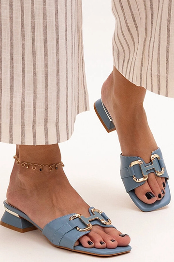 Mule salto baixo com fivela decorativa Luara 2