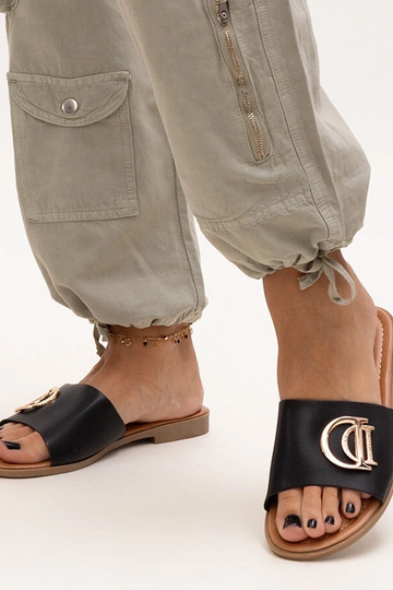 Czarne klapki z klamerką...