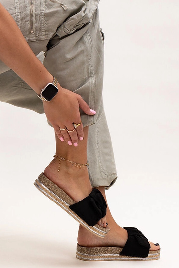 Czarne klapki na masywnej... 2